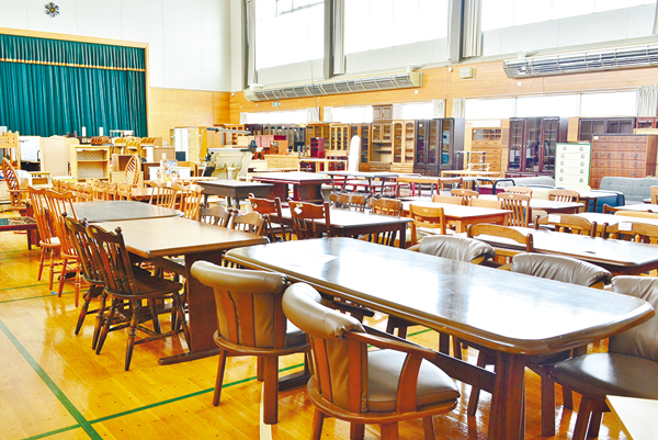 広い体育館にびっちりと家具が!掘り出し物に出会えるかもしれません