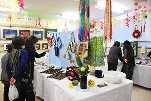 ご近所さん51名の超々ローカルな作品展