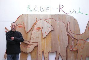 あべ弘士さんの木製レリーフ 旭川短大校内に常設展示