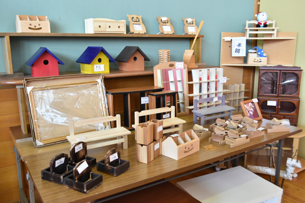 家具の痛みがひどい場合は、修繕はせずに解体して鳥の巣箱や小物入れなどに再生します