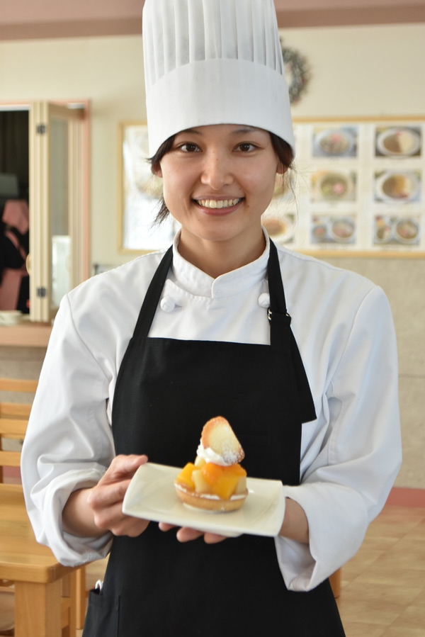 スイーツはパティシエの木村香織さんが手掛けます。旧パレスホテルや壷屋さん、上富良野のトアルージュさんなどで菓子職人として勤めてきた実力派。女性らしい繊細な盛り付けで、午後のひとときをゆったり過ごせそう。「事業所ではブルーベリーなども作っているので、いつかその素材を取り入れたスイーツも考えてみたいですね」とにっこり