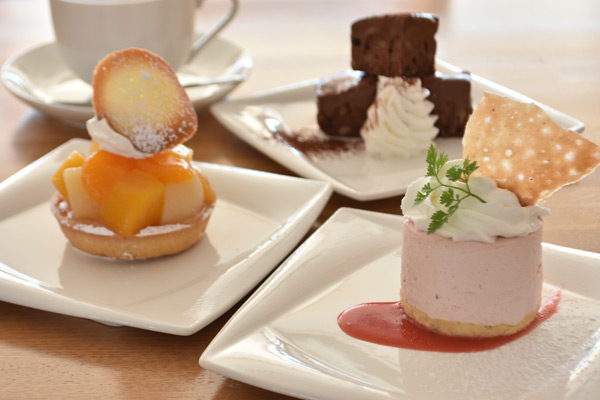 イチゴのムースには、中にピュレのゼリーが隠れています