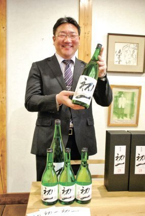 社員が田植えから参加 純米酒「初一」を発売