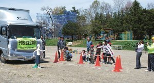 学校を訪問します 〝トラック野郎〟の優しい取り組み