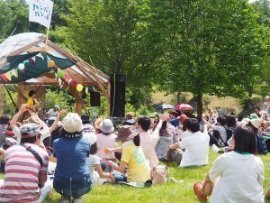 原っぱでのんびり過ごそう音楽会「ハレバレパレット」