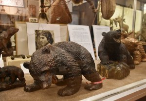 観光ブーム支えた木彫り熊大小100頭を展示