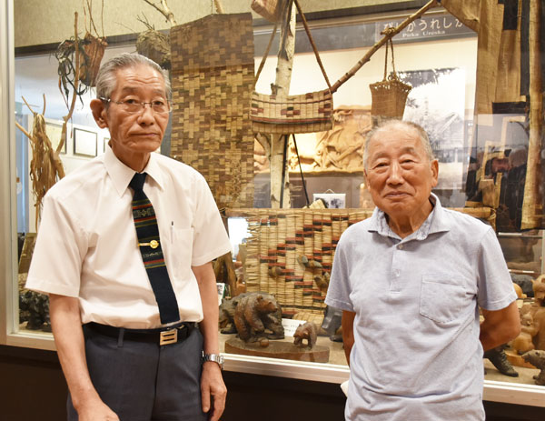 観光ブーム支えた木彫り熊 大小100頭を展示 - 川村カ子トアイヌ記念館