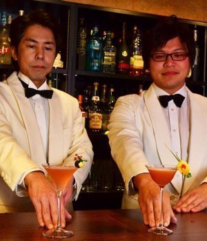 新春祝う甘酒とカクテルバーテンダーが振る舞います