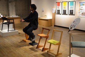 デザインした背景とともに13組の作品を展示販売