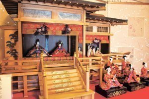 岡田邸への嫁入り道具100年前のひな人形を展示