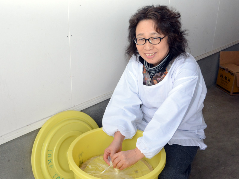 手作り味噌「ふらの農味噌」はまろやかな1年味噌。横浜市出身の竹内さんは、農作業着ファッション「び・ぶらねっと」のデザイナーとしても活躍しています<br /><br />
<br /><br />
