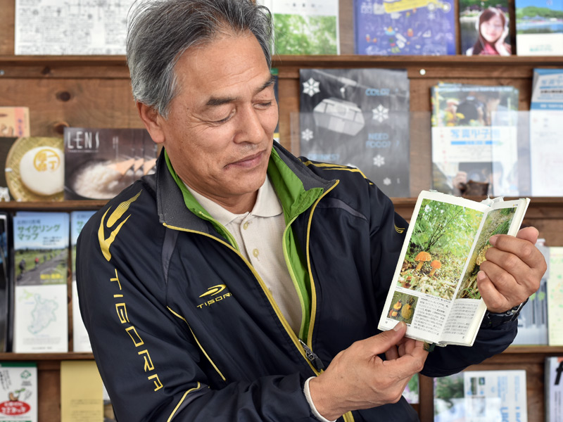 生まれは風連。幼い頃から家族みんなで豊かな山の幸に親しんでいたという須田さん。「アカヤマドリタケを採るのが夢。キトウシにもあると思うんだー」。公園駐車場の切り株にタモギタケが密生した年も。「公園だから…あんまり大っぴらだったり大量じゃなければ採っていいですよ」
