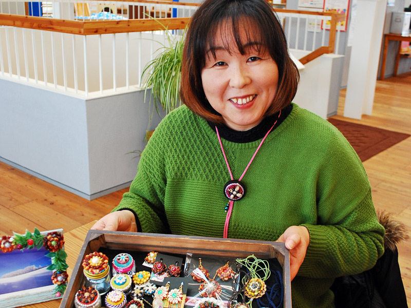 名刺には、豆腐マイスター、おから味噌インストラクター、雑穀マイスター、お豆＆グラスジェムコーンアクセサリー、そして、農家のおばちゃんの文字。どれもこれも共通点はお豆！