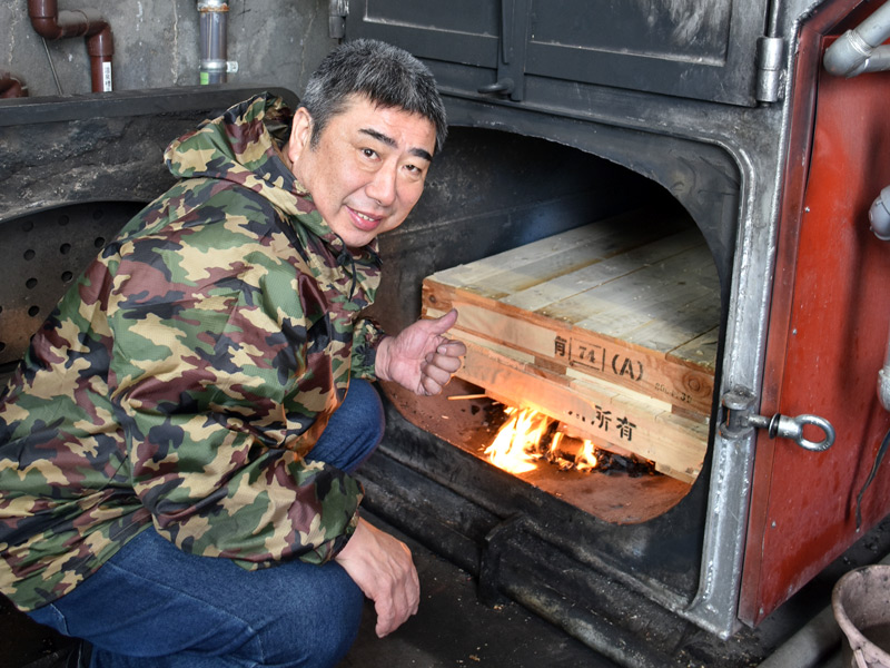 加地さんはもともとこの銭湯のお客さん。閉店の噂を聞くや、ならば自分がと13年前に引き継ぎました。朝早くからハードワークをこなすため、「番台でついうとうとしちゃって…。気付いたらカウンターにお金が並んでるんだよね（笑）」。地域の信頼と愛で成り立っております！ 
