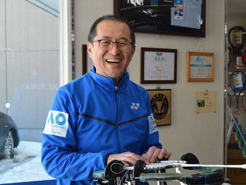 道外からもガット張り（１本１５００円）の注文を受ける伊藤さん。素早く複雑な手さばきは、ガラス窓越しにも見られます