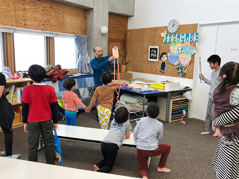 創作教室は第3土曜の午後1時半～4時。4月は変則で28日実施。堀川さんの工作の様子に子供たちも興味津々