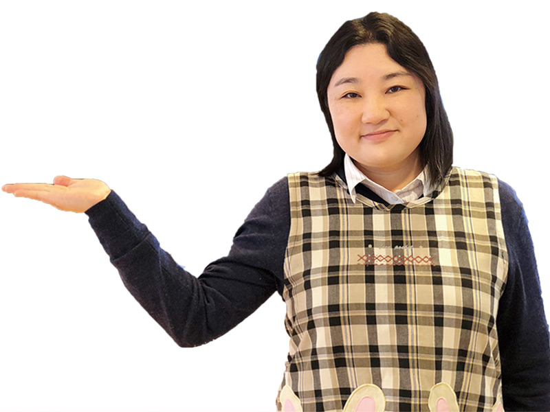 司書  鈴木千尋さん<br /><br />
「創作教室では、ダンボールの鉄砲やストローを使った人形などを作ります。午後1時半開始ですが、お好きな時間にふらっとどうぞ～」。参加無料。原画展も無料で、5月13日（日）まで