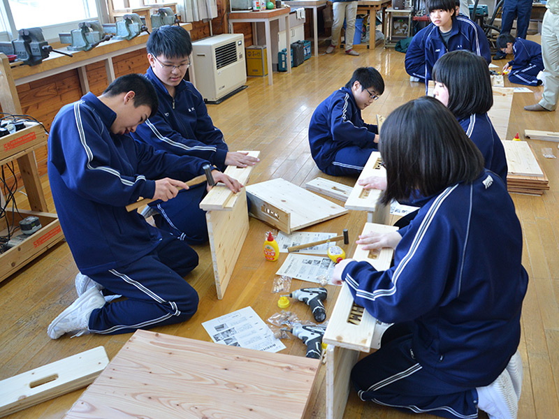 天板はカラマツ、棚板はトドマツ。友達と組み立てたこの時間も、いつか素敵な思い出に…