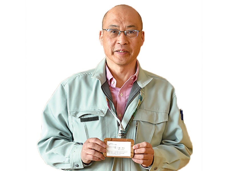 くるみなの木遊館所長　八鍬明弘さん<br /><br />
ジナル。「卒業後は天板に合う脚を作りに木遊館に来てね！」。パンを食べて歯が折れちゃった八鍬さん…全開の笑顔をお見せできず…