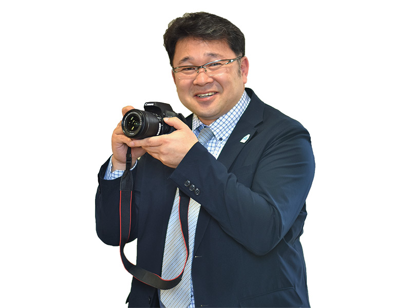 写真の町課　課長 矢ノ目俊之さん<br /><br />
「タウンページの表紙に載るって、モチベーション上がりますよね～」。エントリーの詳細はHPで