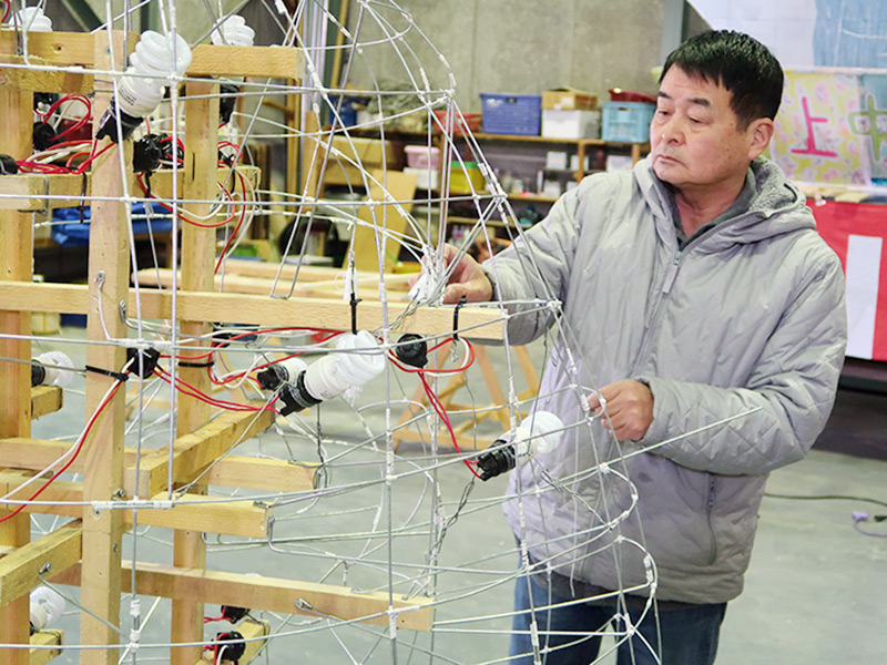 長年、町の行灯づくりに尽力してきた池田さん。「池田さんはまさに名人。教えてもらいながらがんばります」と船ケ山さん