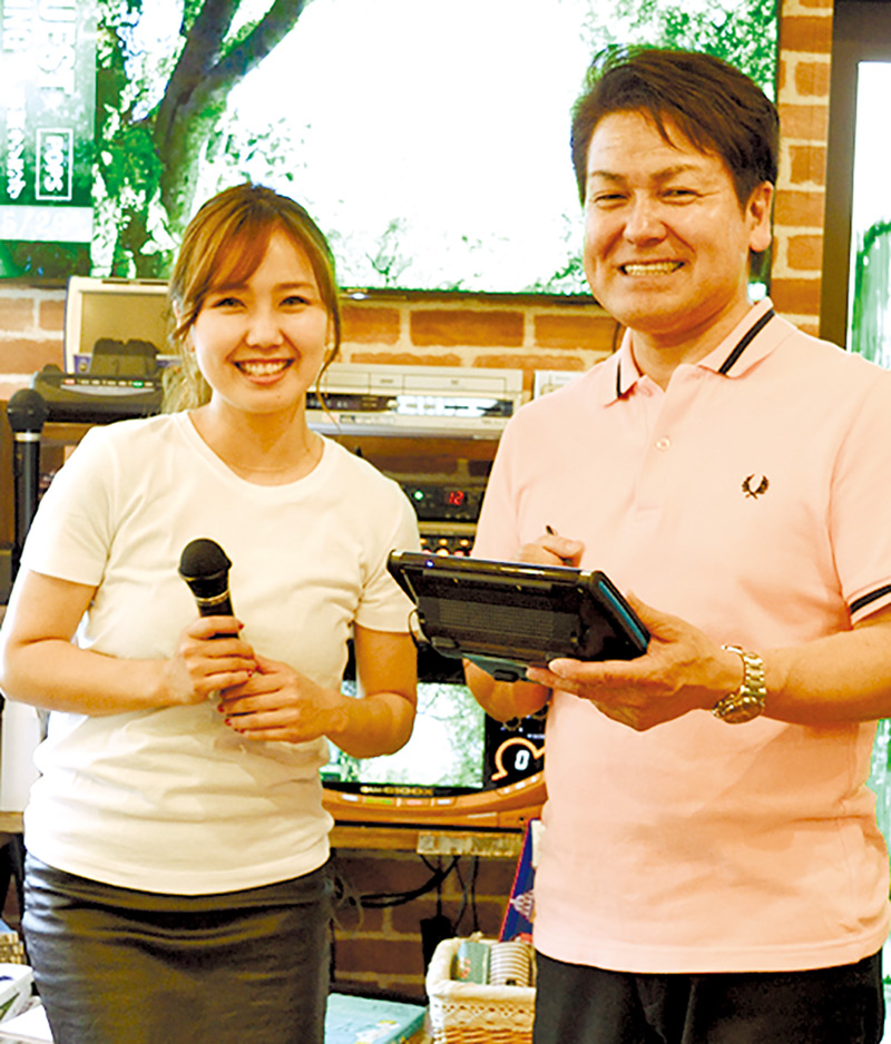 2010年、北海道歌謡連盟主催の全道グランドチャンピオン大会で、坂本冬美さんの「夜叉海峡」を歌い優勝。父の山中茂樹さん（右側）は、美容室オーナーで同連盟の師範講師。認定講師の綾菜さんとともにボイストレーナーとしても活躍中