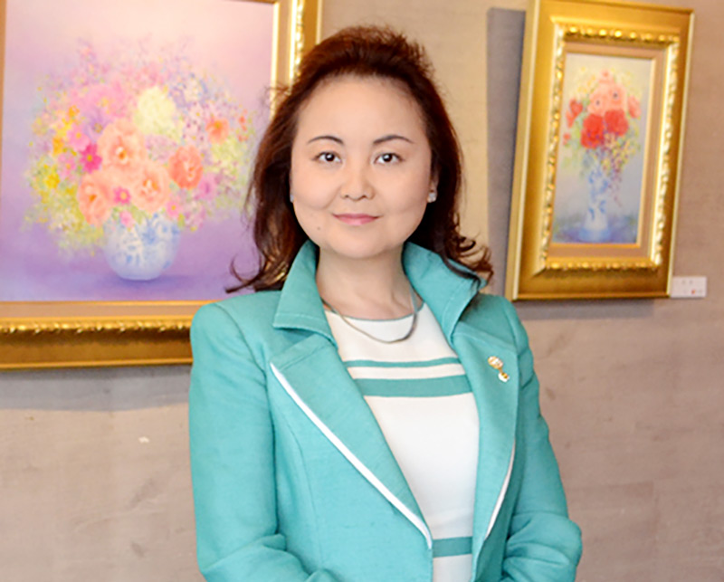 もち処一久大福堂の3代目・久木信一さんの長女。現在の4代目は弟で長男の利弘さん。自身の画廊について「父もきっと応援してくれていると思う」と話します