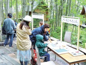 爽やかな緑の中でクラフト体験