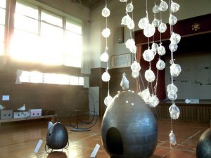 廃校がまるで異空間道内14組の多彩なアートを展示