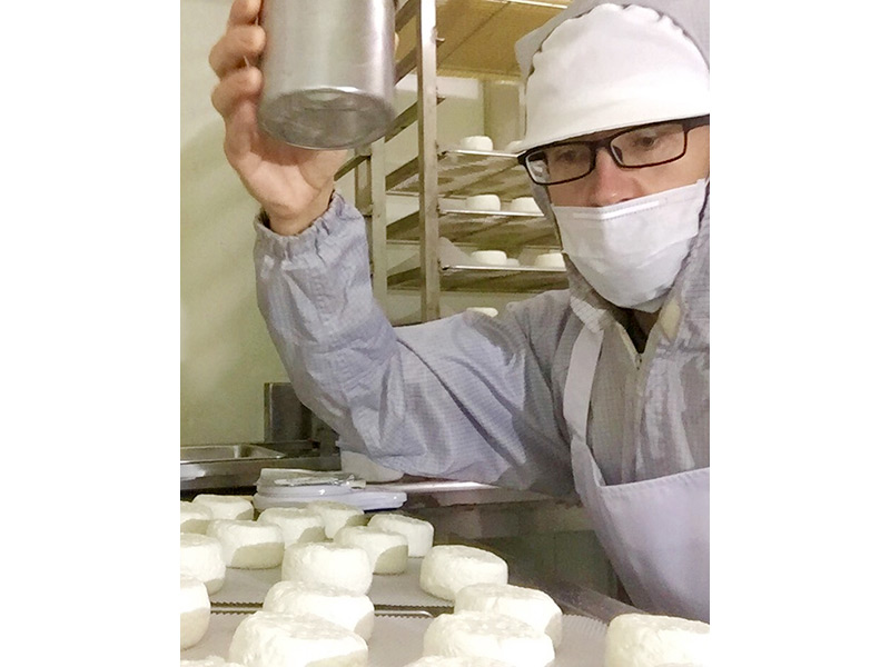 チーズは食べる前に常温に戻して味わうのがおすすめ。ワインと相性のよいチーズ、チョコレートも販売しています