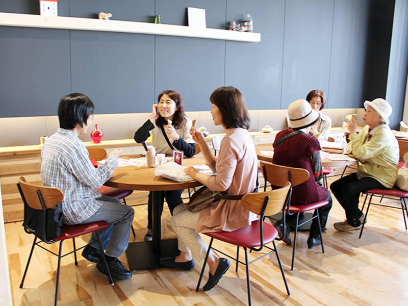 朝は定食、昼はバイキングやスイーツを、夜はバルとして利用できる1階のレストランも大好評です