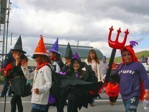 だってかぼちゃの町だから他よりお先にハロウィン行進