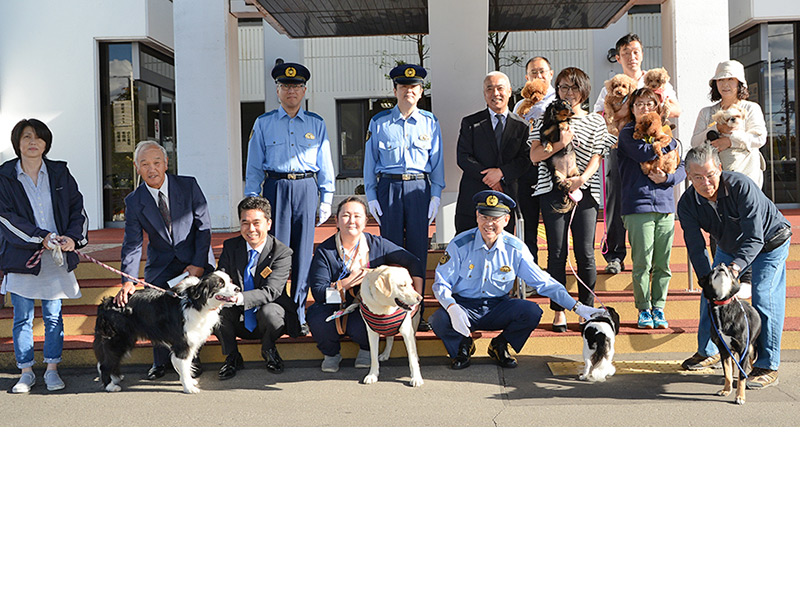 任命式の様子。わんこ隊員たちはパトロール中、隊員証と専用リードカバーを付けています