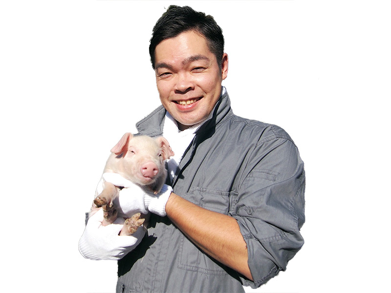 経営企画室 村上昭平さん<br /><br />
サラリーマン時代は外食産業で働いていたという三代目。「ぴりか豚は、私の父が40年かけて作り上げた最高の豚です！ぜひ一度お試しを～」
