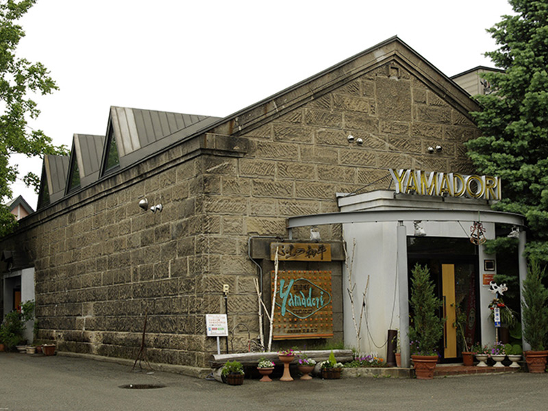 開拓時代の旧河村合名酒造の酒蔵を活かした焼肉店「炭焼倶楽部YAMADORI」