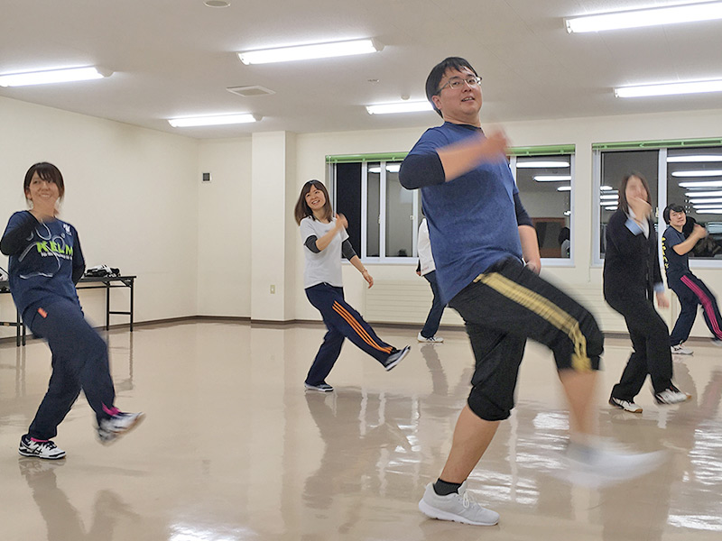 あっ！このポーズはもしや…。真面目な役場男子も参戦。かぐらっき～のためなら、みんなひと肌脱いじゃうのです