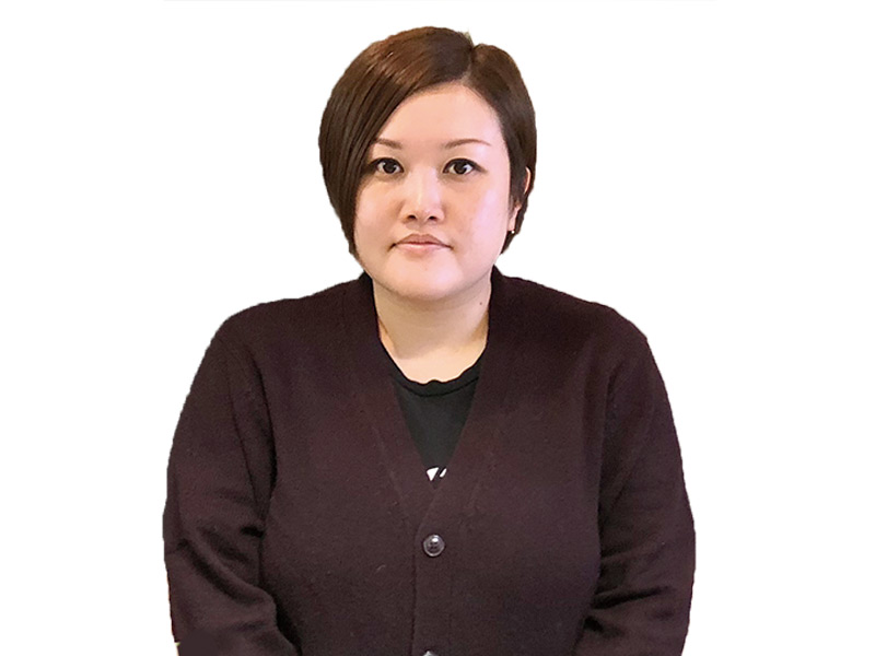 案内役　今野みさきさん<br /><br />
「ひだまり」は国道沿いにあり、広い駐車場も完備した利便性の高い立地。「休憩も兼ねてぜひお立ち寄りください。おすすめの和寒グルメもご案内しますよ」