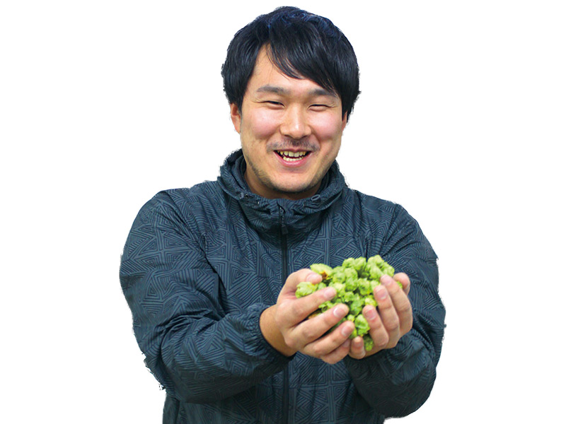 スタッフ　鈴木栄さん<br /><br />
社名の古丹はアイヌ語で集落・村という意味。「ここに忽布があるから」というコンセプトを込めています。「農場と工場が10分の距離。新鮮なホップが手に入るありがたい環境です」