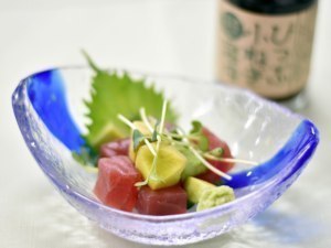 赤兵衛のお通しはマグロとアボカドの醤油和え