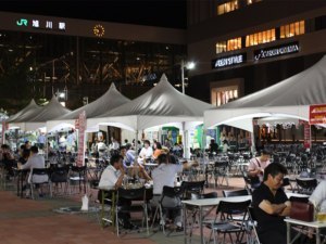 曜日別割引企画を見逃すな！駅前でフードフェスティバル
