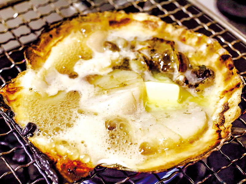 貝付きホタテが手に入ったらぜひ。<br /><br />
アルミホイルでドーナツ状の輪を作り、そこに貝を載せると安定します