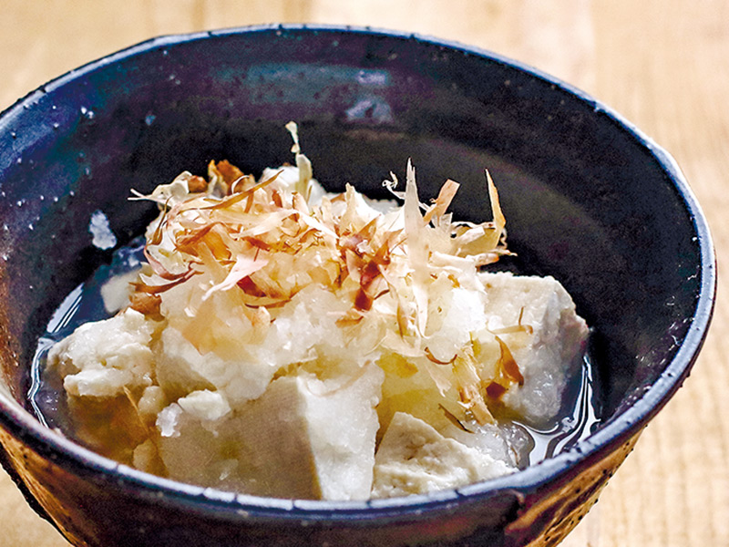 豆腐と大根おろしを和えるだけ。<br /><br />
豆腐の旨みが引き立ち実に美味。<br /><br />
日本酒に合うこと請け合い。