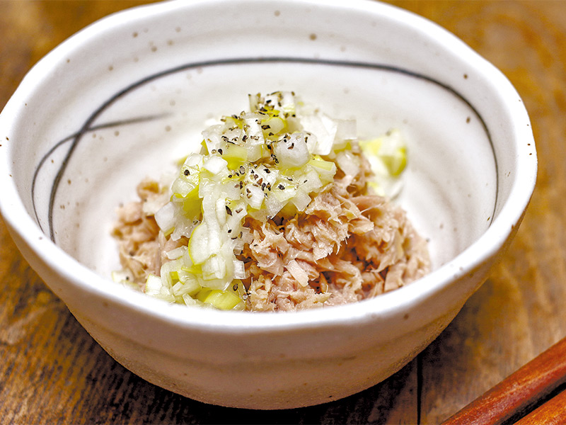 ネギの力を借りてちょっと粋な味。<br /><br />
ただのネギ和えじゃないところがミソ。<br /><br />
こうした方が、はなから混ぜてしまうよりネギの味が引き立って美味しいのだ。