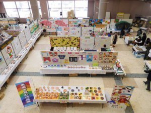 特別支援学級の生徒の作品が並ぶ展示会