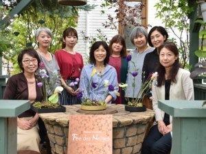艶やかな秋の花を生ける個性さまざまな生徒作品展
