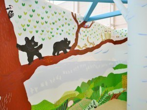 あべ弘士さん直筆イラストで空港にキッズスペース完成