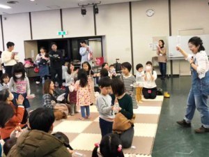 子供向けイベントで音楽にふれ、体動かして