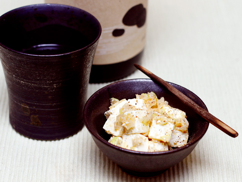 近年ブームの花椒を使ってクリームチーズが麻辣なテイストに。