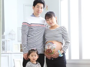 マタニティペイントで家族の記念写真をユニークに