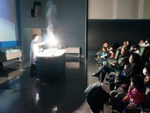 工作や実験講座、ショーまで冬休みは毎日サイエンス！